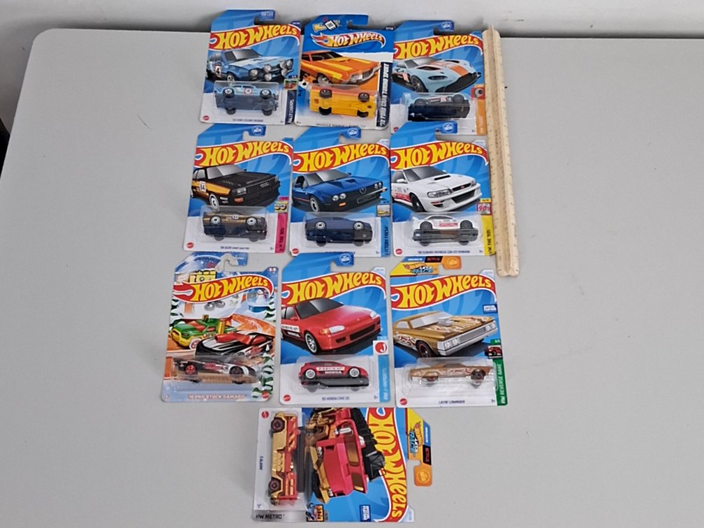 10 Hotwheels toy cars in packaging