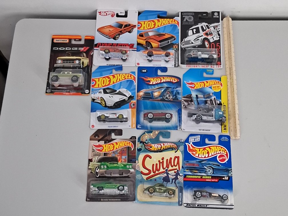 10 toy cars in packaging incl. Hotwheels and