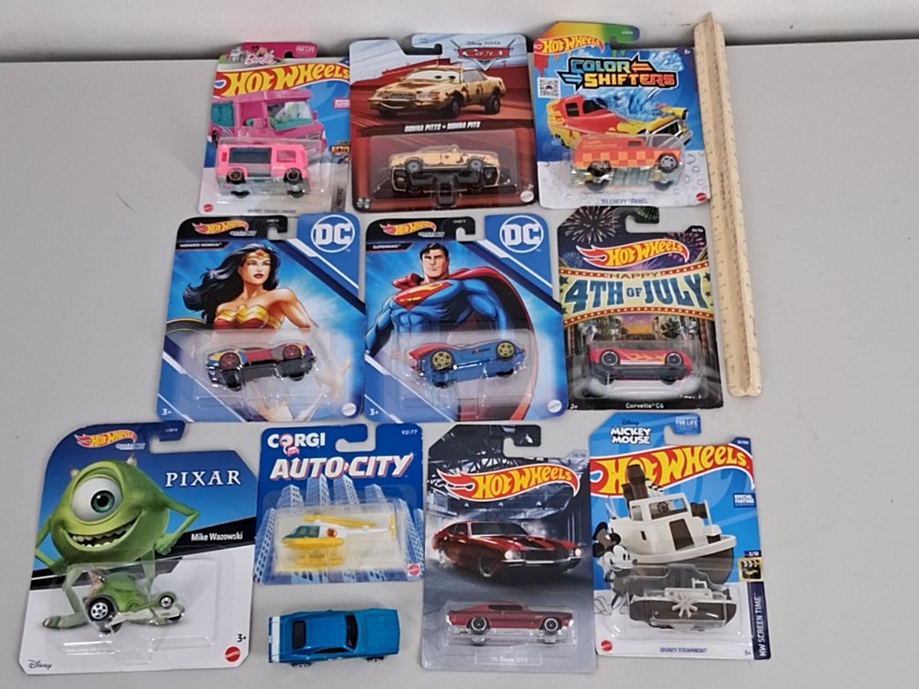 10 toy cars in packaging incl. Hotwheels and