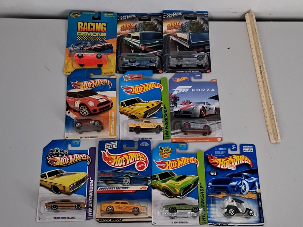 10 toy cars incl. Hotwheels and Road Champs