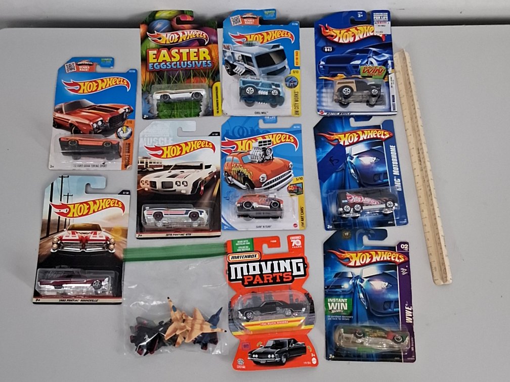 10 toy cars in packaging incl. Matchbox and