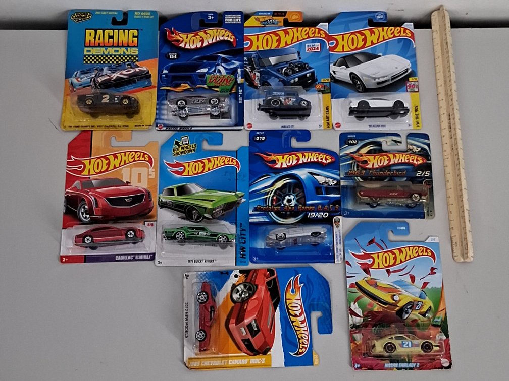 10 toy cars in packaging incl. Hotwheels and