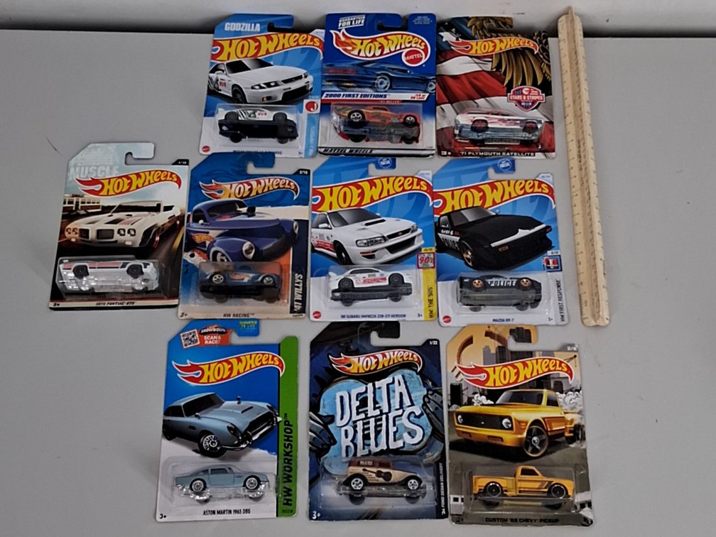 10 Hotwheels toy car in packaging