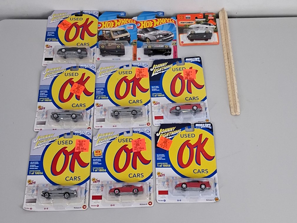 10 toy cars in packaging incl. Hotwheels and