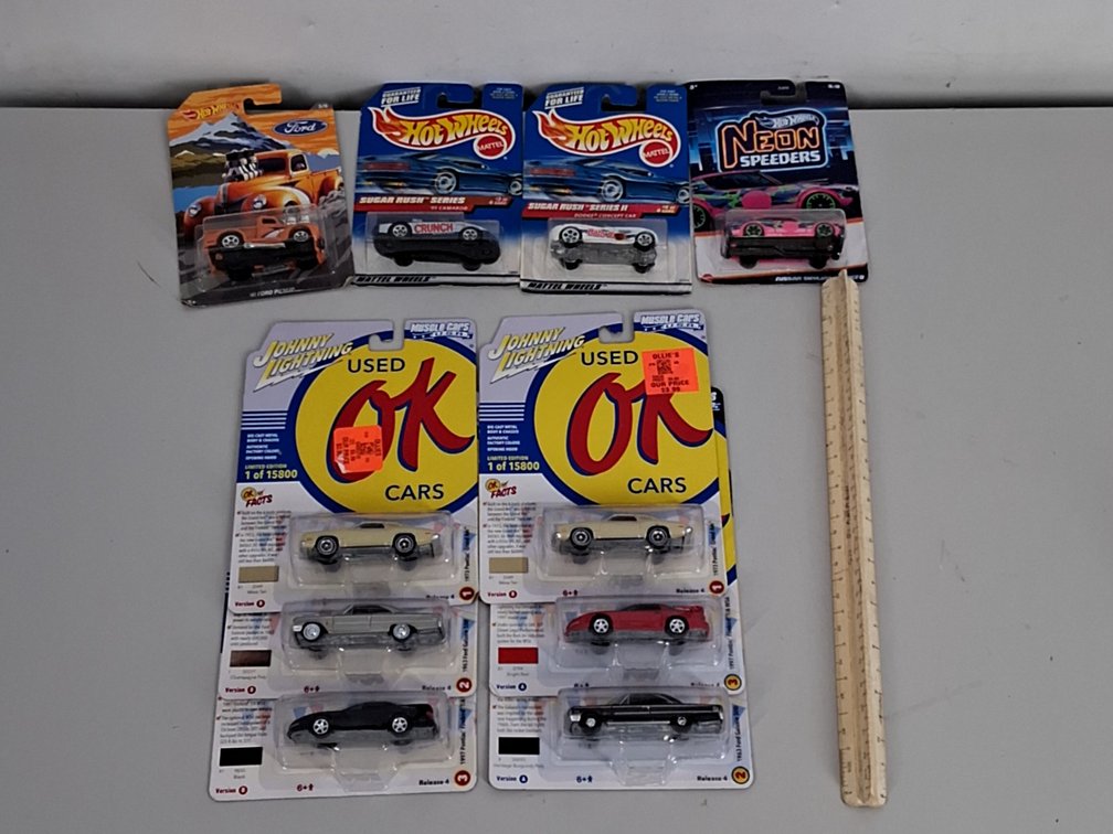 10 toy cars in packaging incl. Hotwheels and