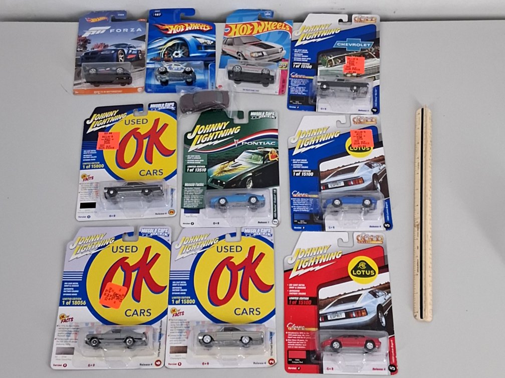 11 toy cars in packaging incl. Hotwheels and