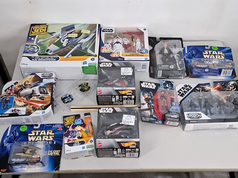 large lot of Star Wars action figures incl. Young