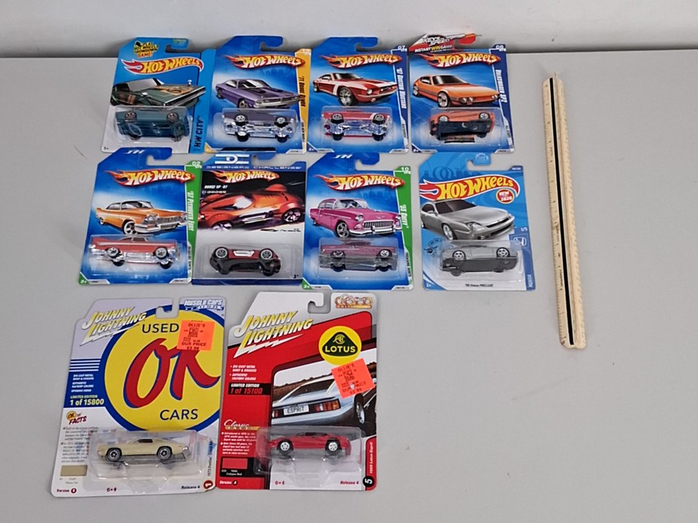 10 toy cars in packaging incl. Hotwheels and