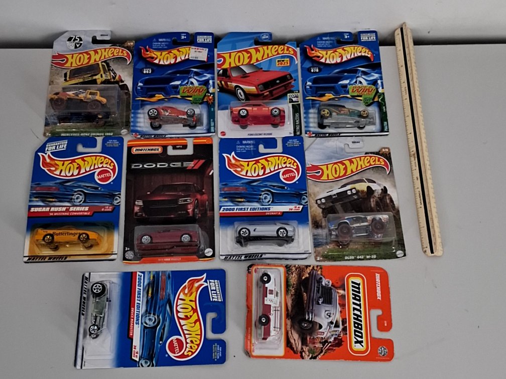 10 toy cars in packaging incl. Hotwheels and