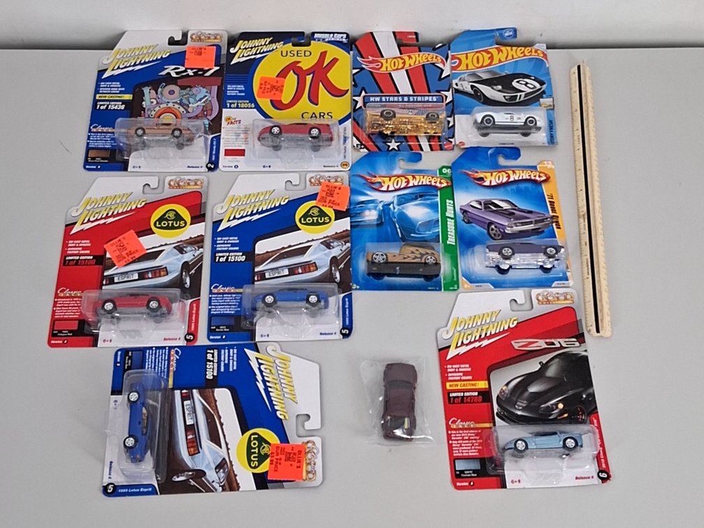 10 toy cars in packaging incl. Hotwheels and