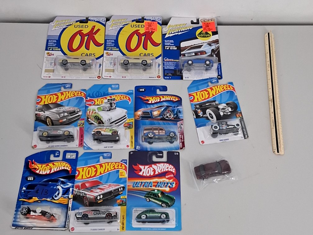 10 toy cars in packaging incl. Hotwheels and