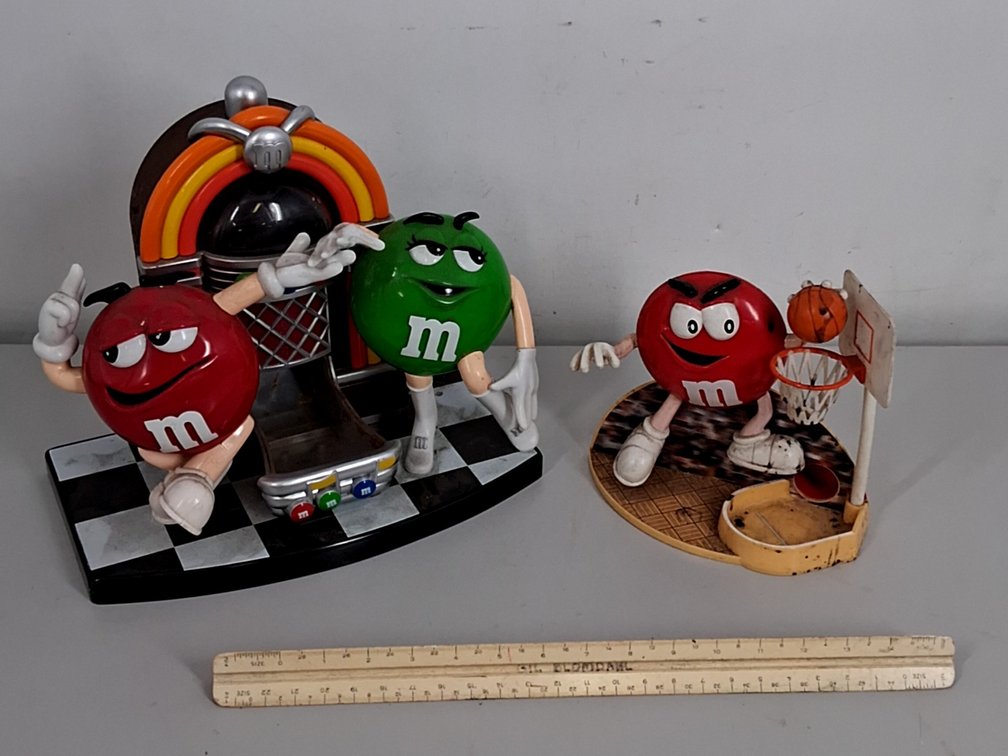 2 M&M dispensers incl. Jukebox and Basketball