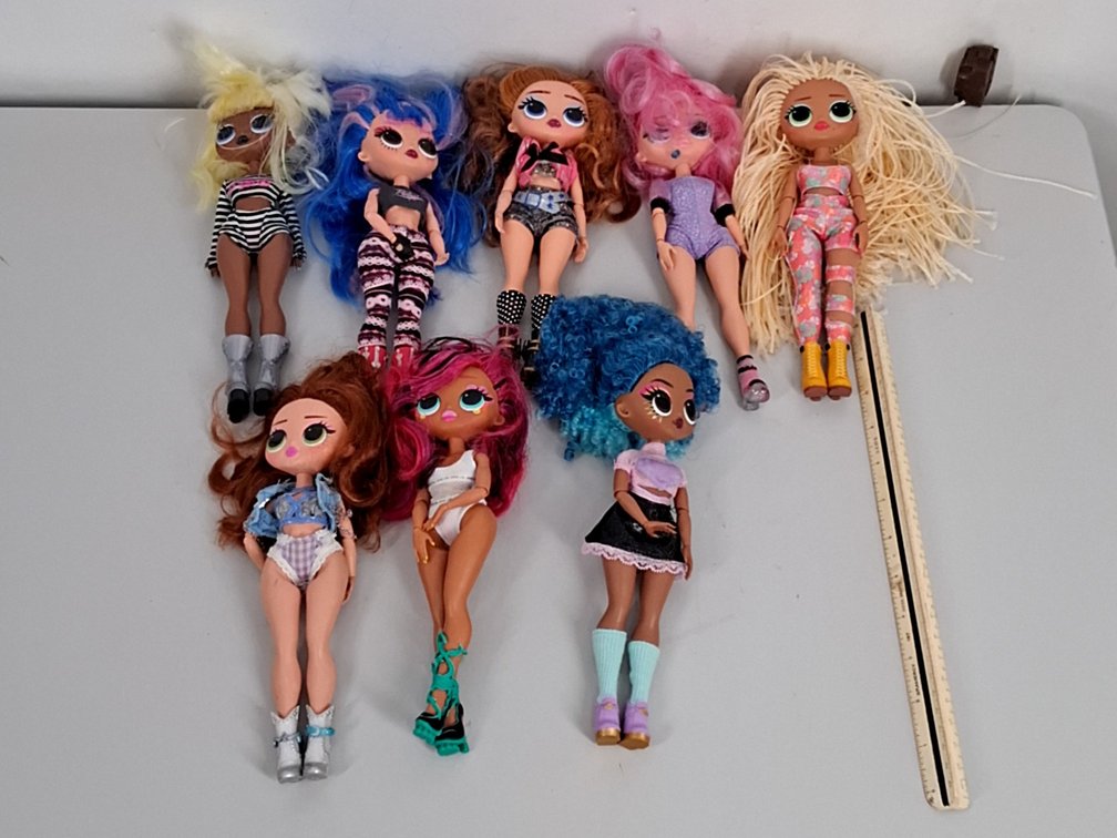 8 LOL Dolls, 9.5" tall