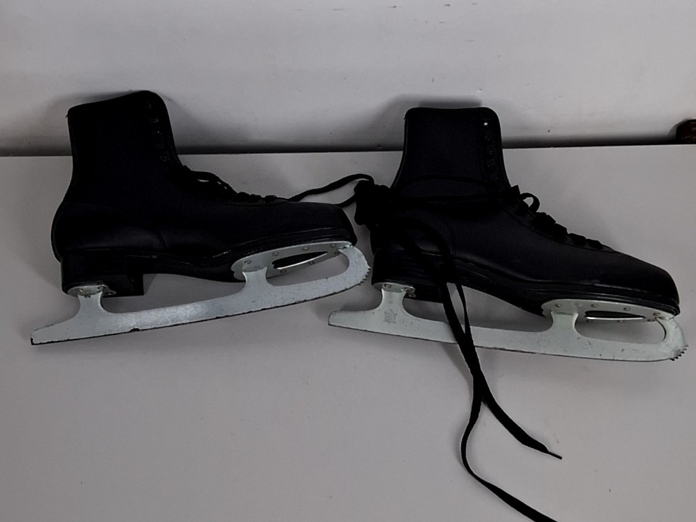 pair of SLM 11.5 ice skates