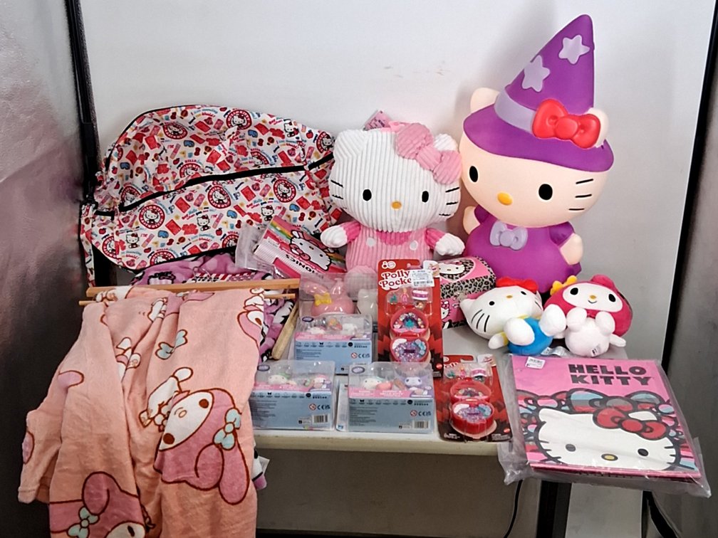 Hello Kitty lot incl. throw blankets, stuffies,