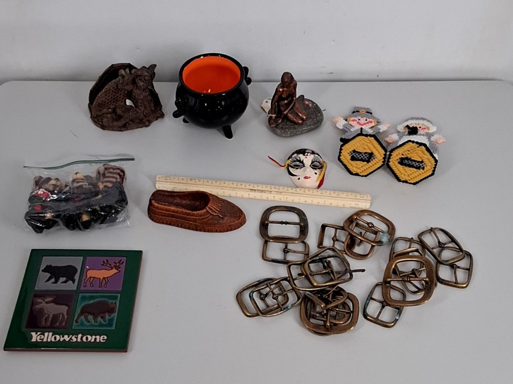 lot of bronze belt buckets, figures, Yellowstone