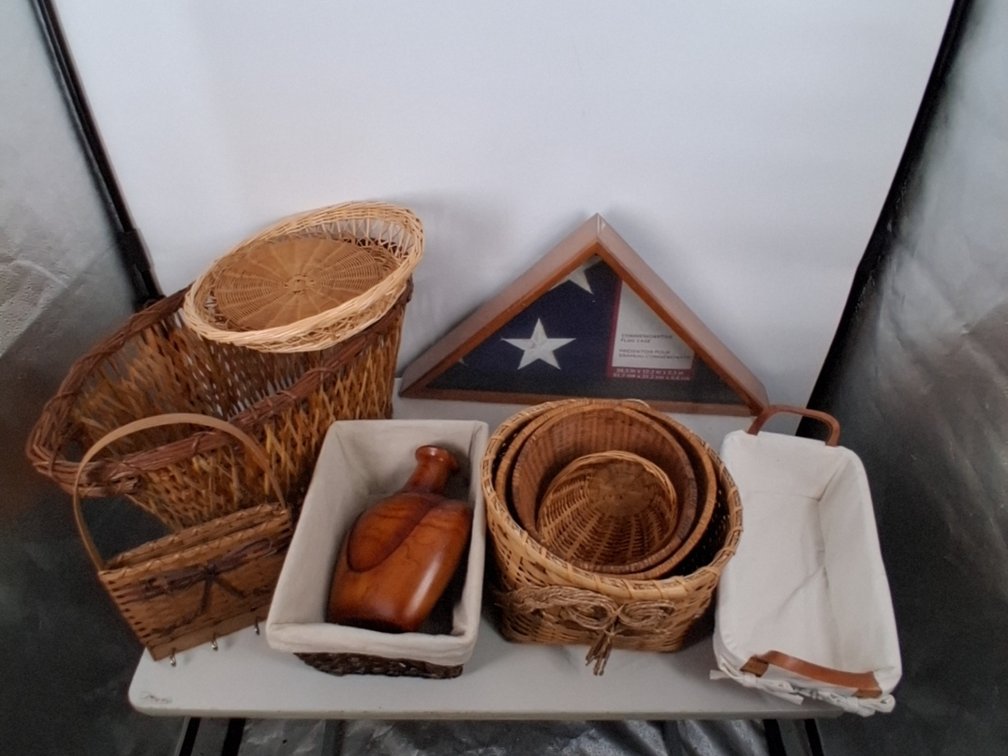 lot of 9 wicker baskets, wooden