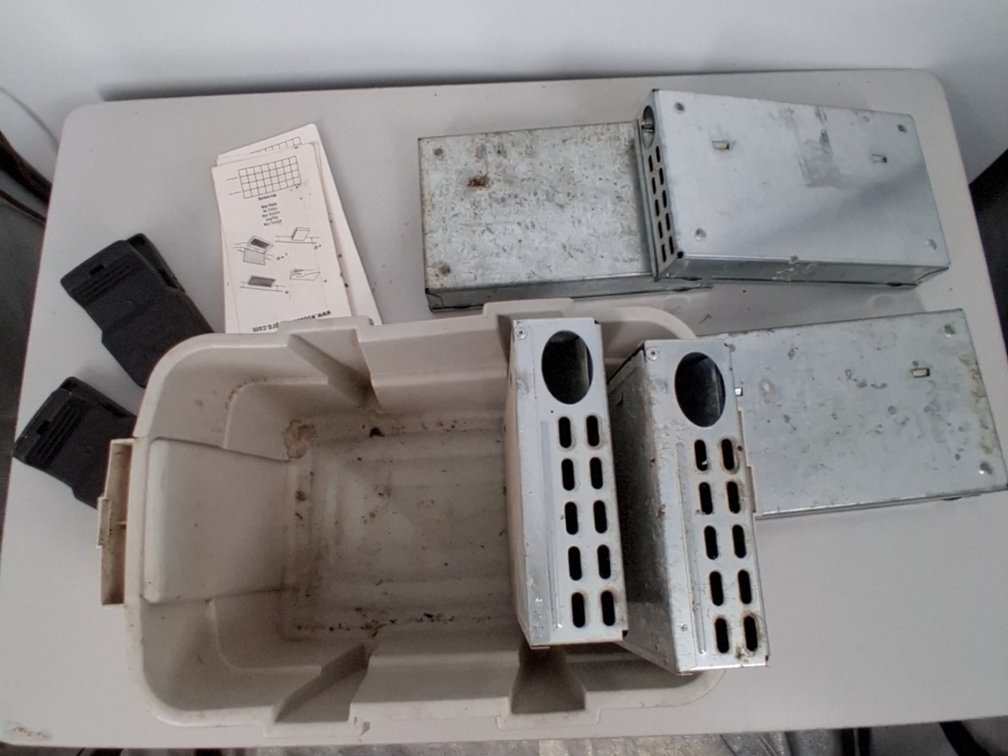 5 enclosed rodent traps and 2 clamp