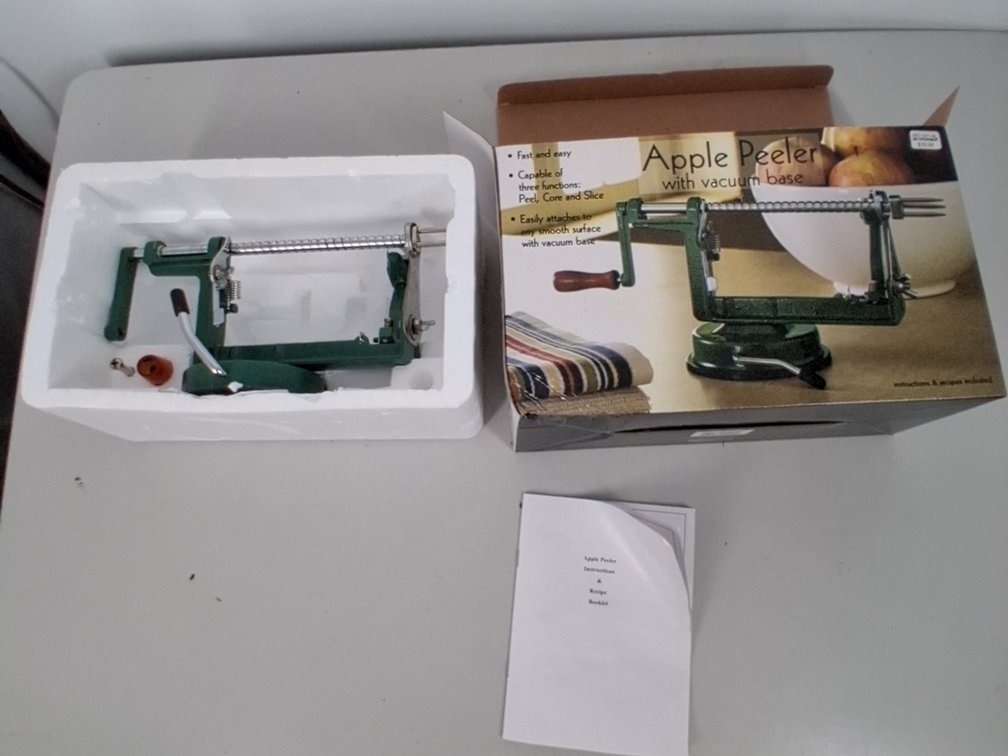 apple peeler w/ vacuum base in box