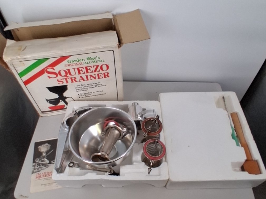Gardens Way Squeezo Strainer in box
