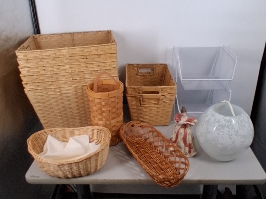 lot of baskets incl. wicker and metal mesh