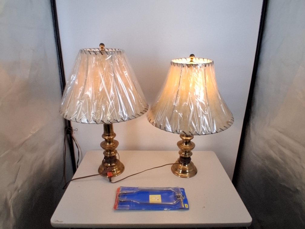 2 table lamps, 2 new lamp shades,