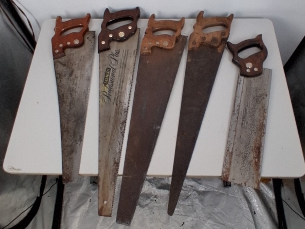 4 hand saws and a mitre saw incl.