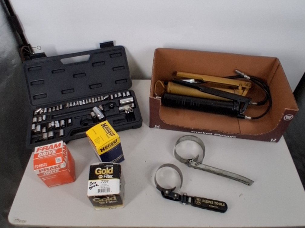lot of 2 grease guns, 3 oil filters incl.