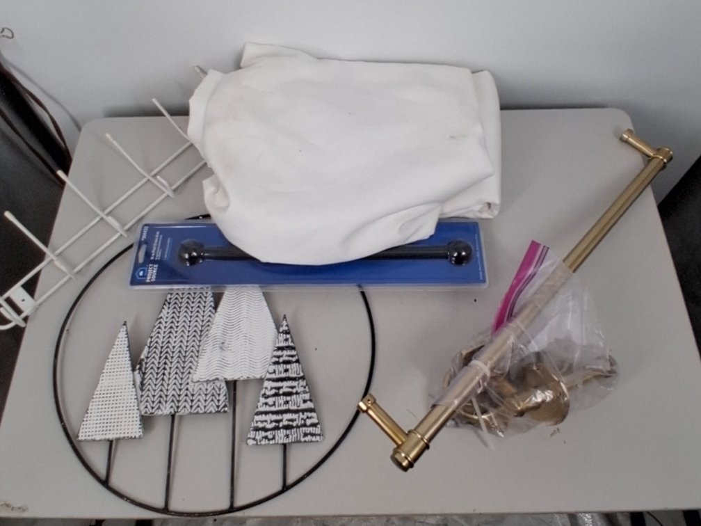 lot of towel rack, table cloths