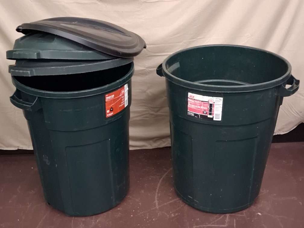 2 Ace 32 gallon plastic trash cans w/ lids
