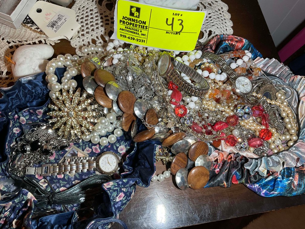 Image for Complete contents of a home in Erwin selling in an online absolute auction!