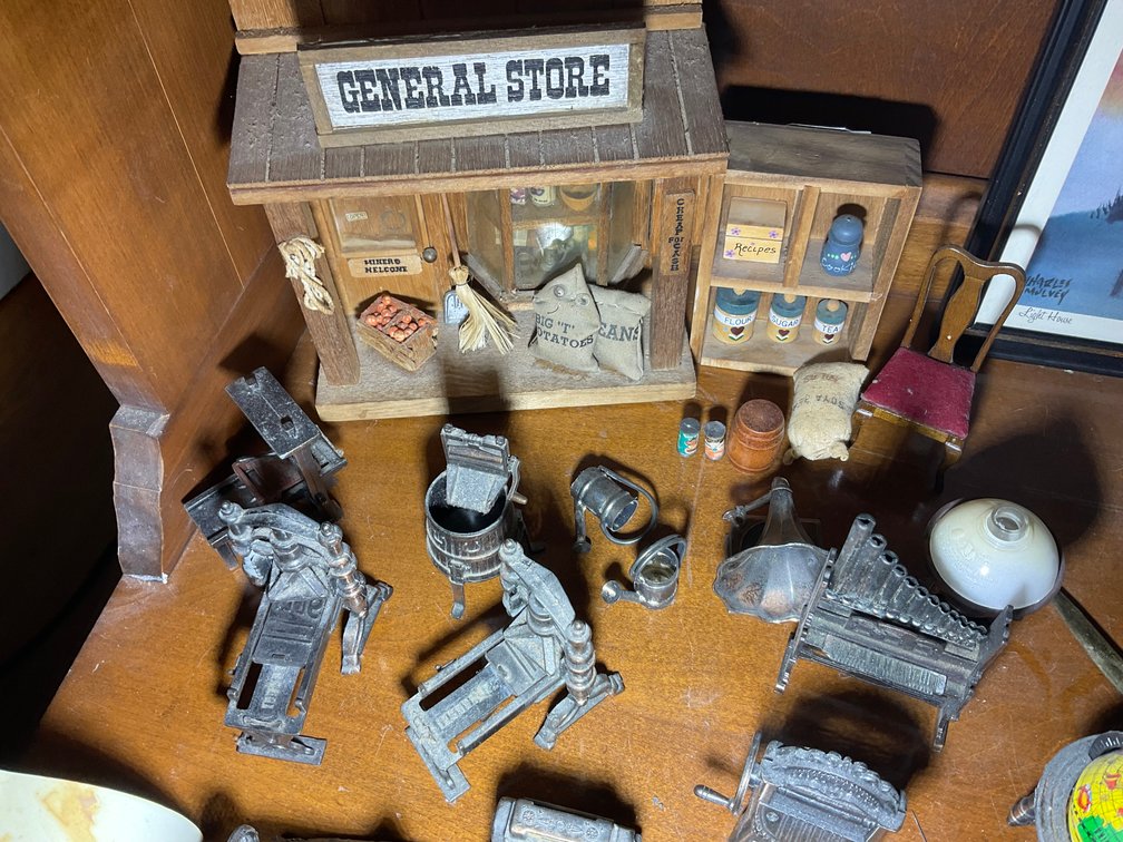Image for Huge Online Only Auction for the Leo and Joyce Burkett Estate (deceased) with Lots of Doll Houses and Doll House items!