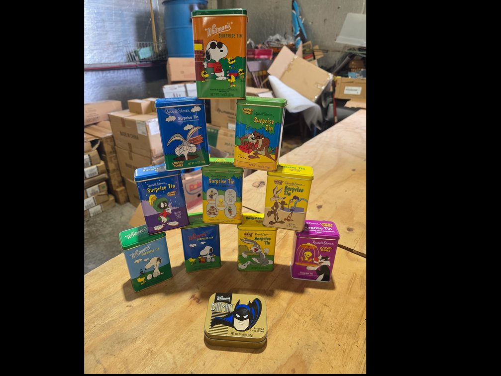 Cartoon set of tins