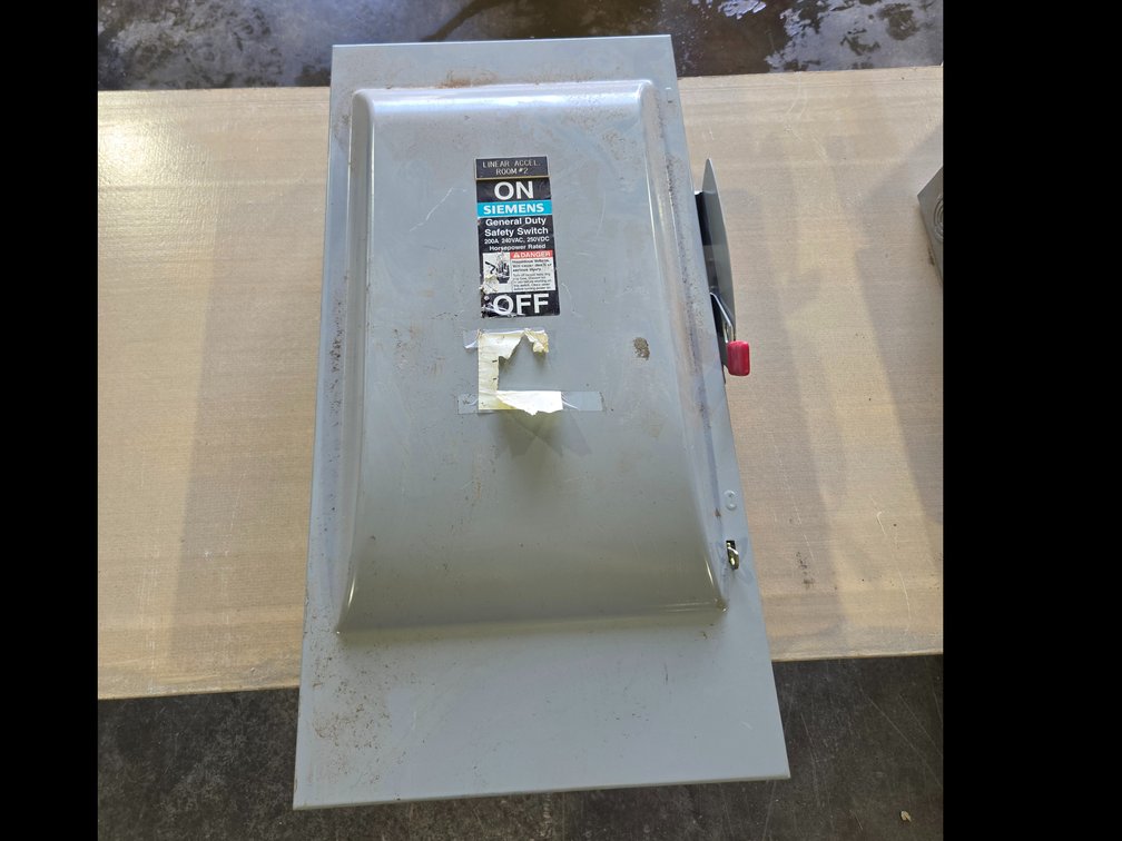 Siemens 200-Amp 3-Pole Fusible Safety Disconnect Switch
