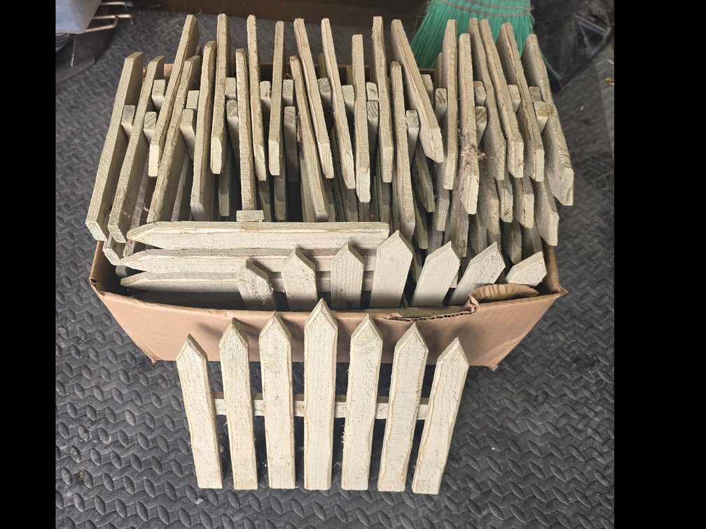 Box of fencing, edging