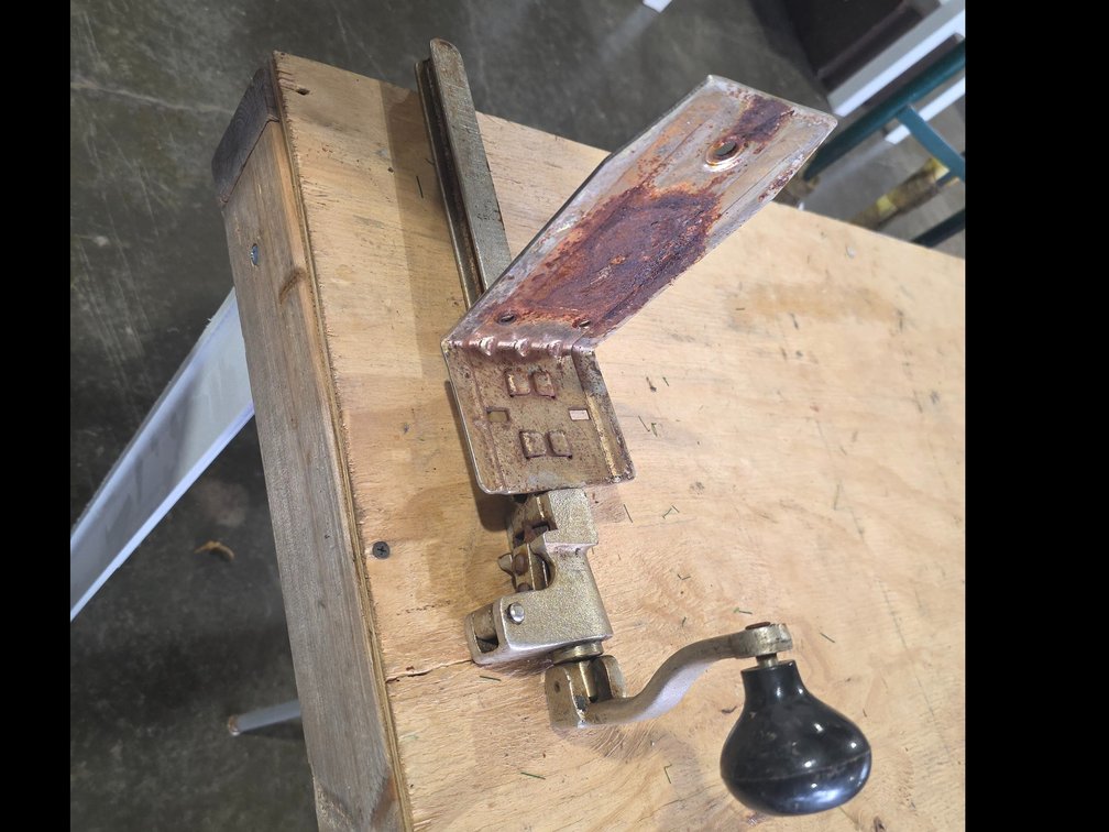 Commercial can opener