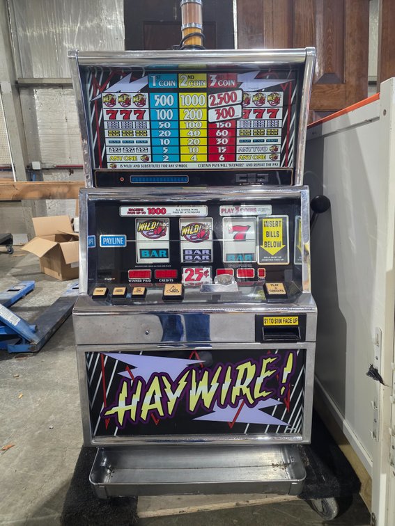 Haywire 25 cent slot machine with keys R2