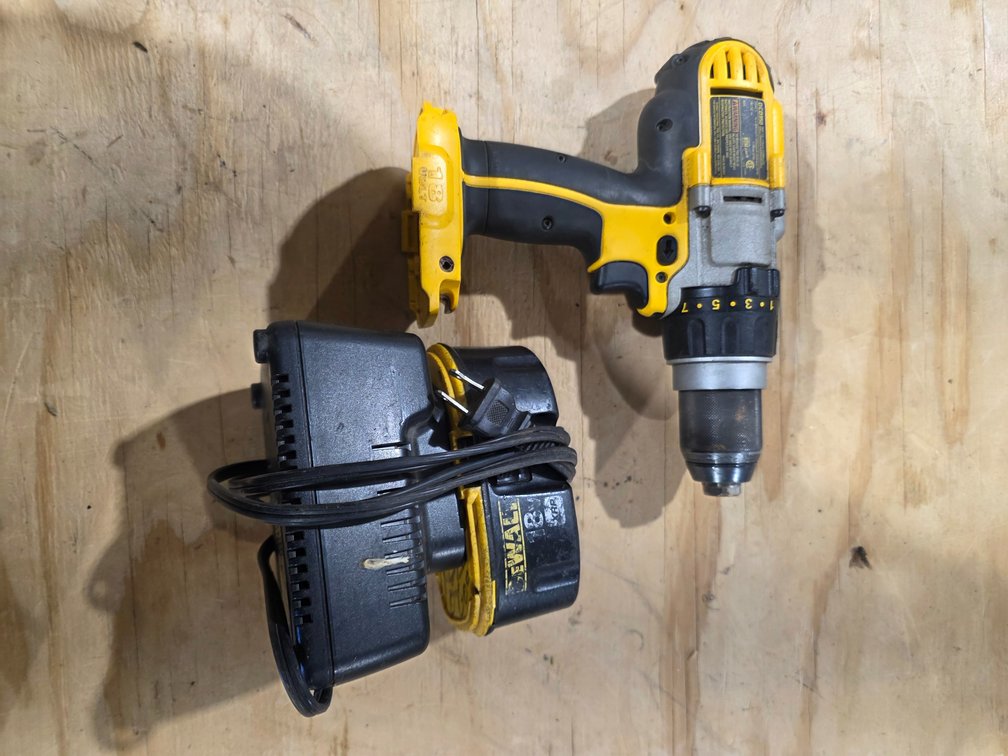 Dewalt driver with charger R2CU