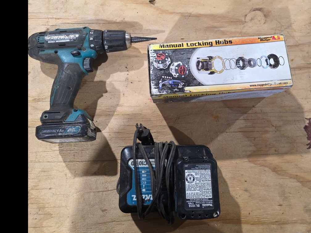 Makita drill with manual locking hub R2CU