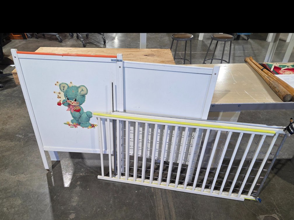 Vintage baby bed SW