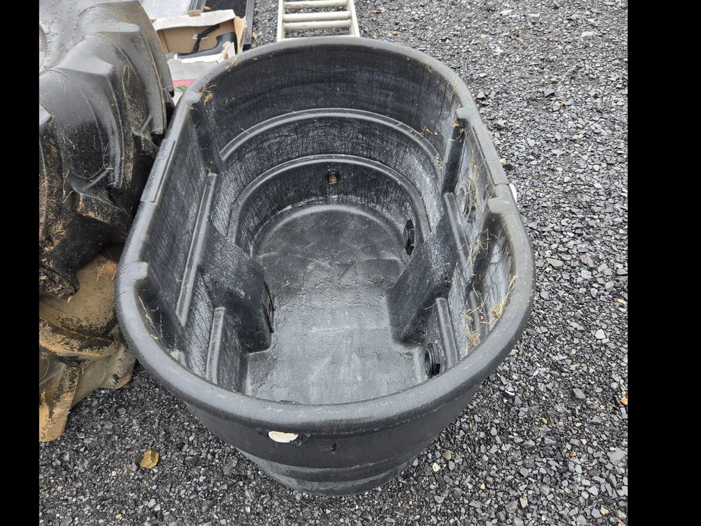 Rubbermaid oval 100 gal stock tank