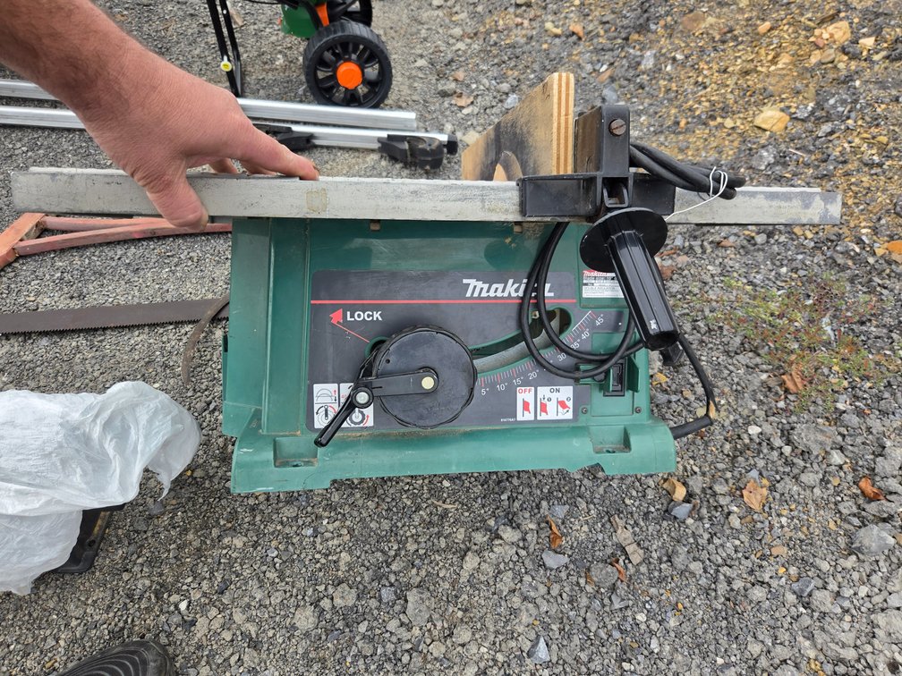 Makita10-inch portable table saw