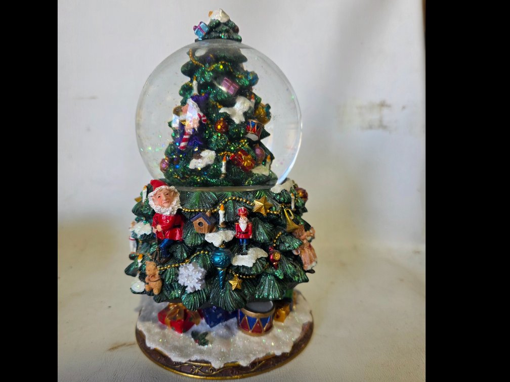 Rotating Christmas snow globe R4A