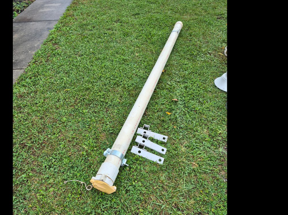 Pipe storage rack with mounting brackets