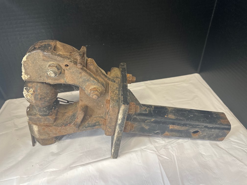 Pintle hitch on draw bar
