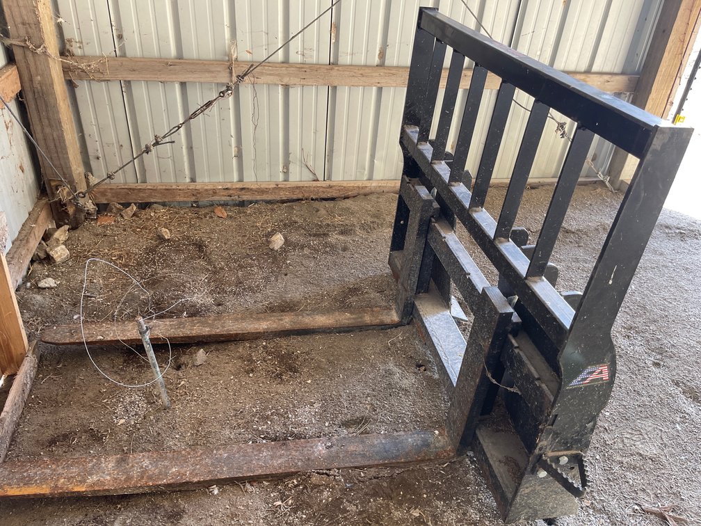 4’ Pallet fork for Uni-Loader.  46”x40” back rack.  Forks are 48” 