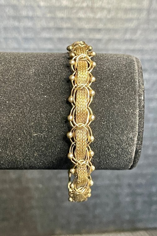 8" 14K Gold Bracelet, Circle link design with inlaid rope pattern, more dainty than the others
