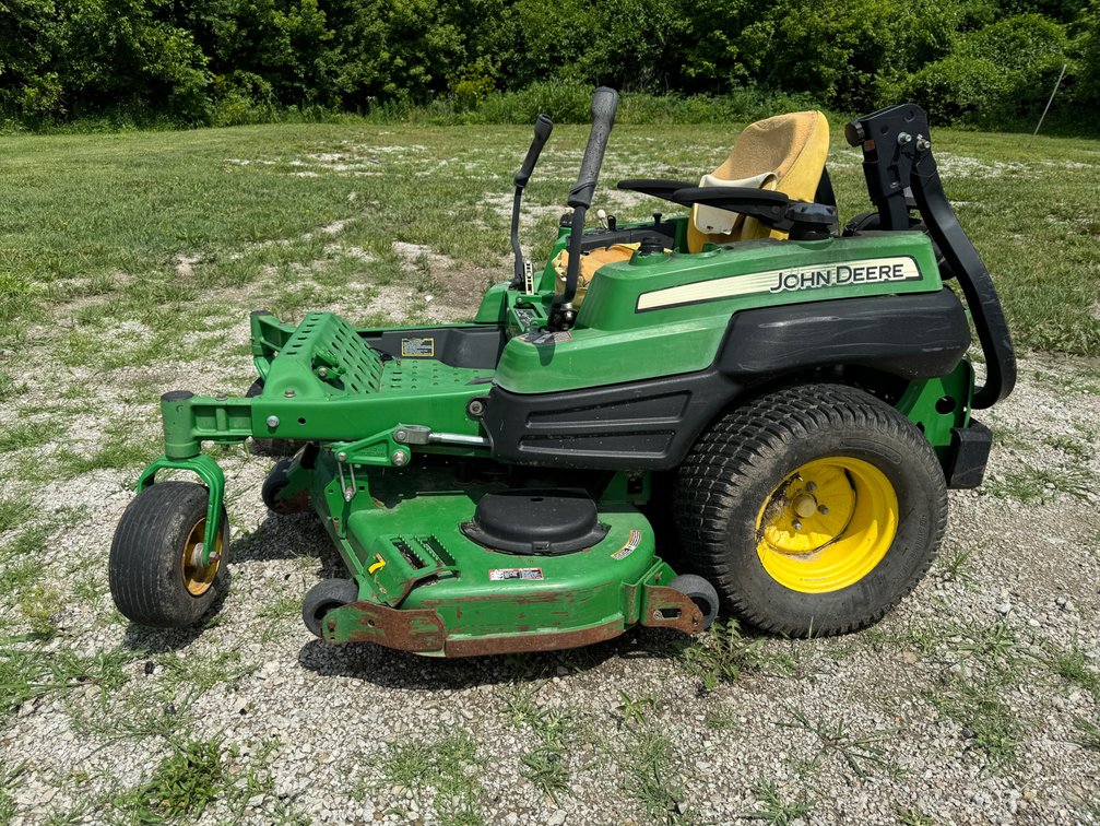 John Deere Zero Turn Mower, 964.7 hours. 28hp Kawasaki Gas Engine
