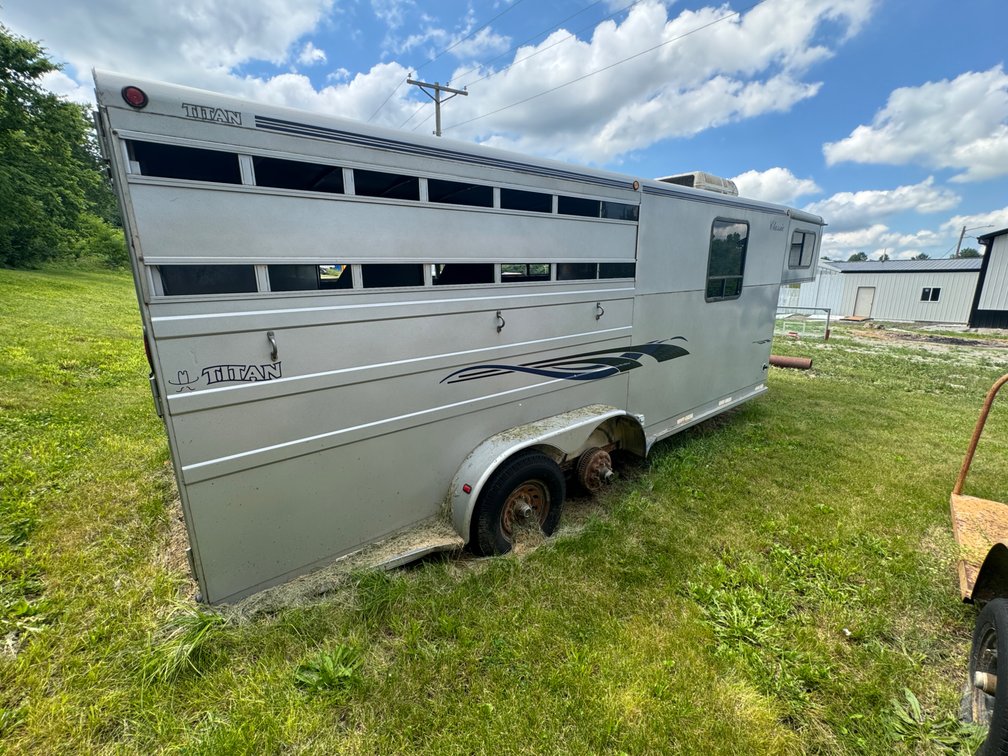 2000 Titan 28' Gooseneck Horse Trailer with Living Quarters