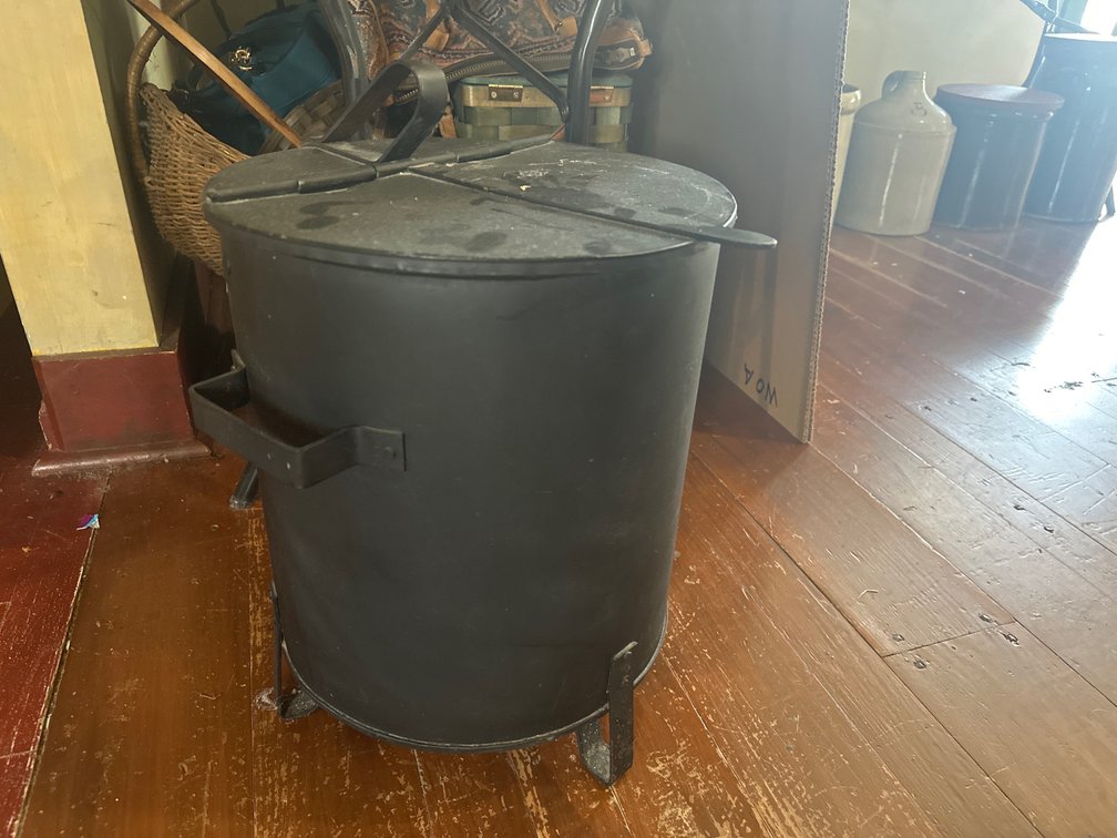 Black Metal Ash Can With Lid